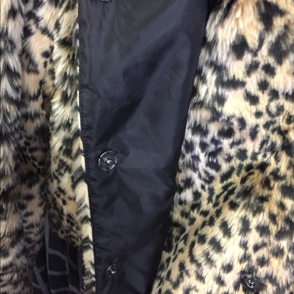 American Eagle faux fur jacket. Snap closure. - Picture 3 of 5